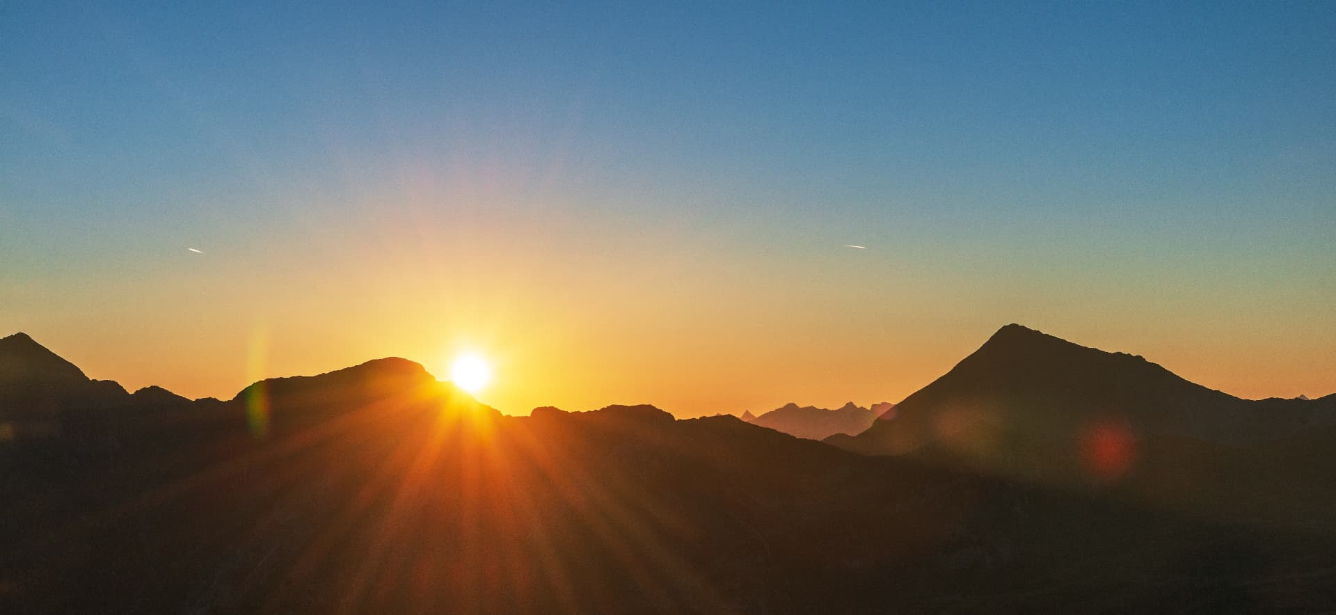 Sonnenaufgang über den Bergen des Nationalparks Hohe Tauern bei Mallnitz